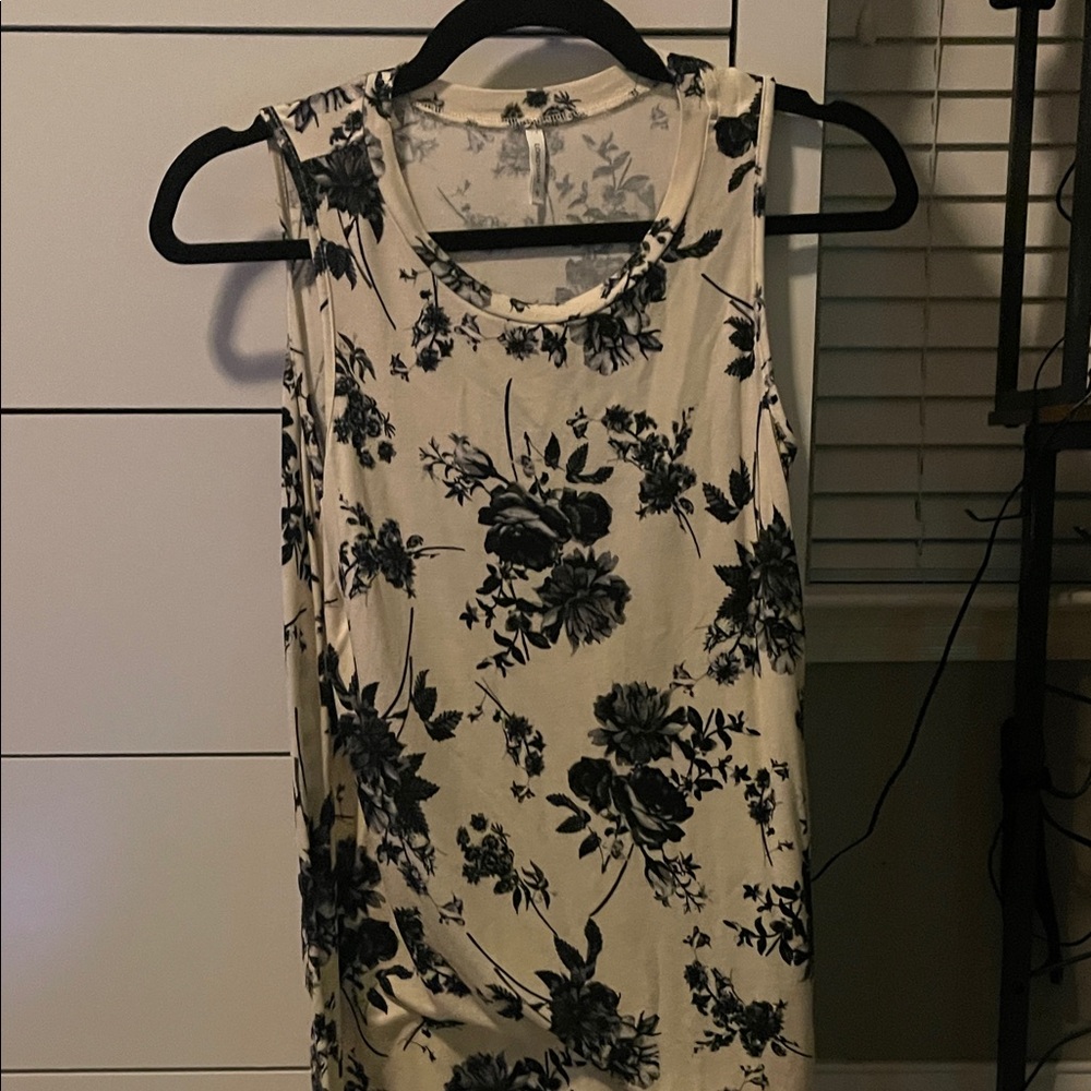 Sz Med Elegant Floral Sleeveless Tank Top - Black and Cream